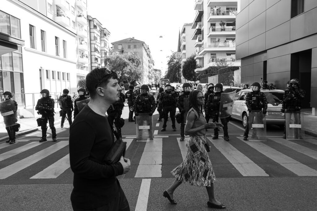 Police antiémeute bloquant une rue urbaine