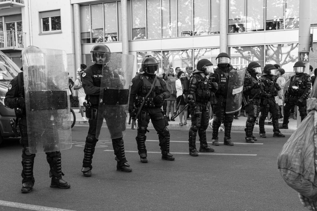 Forces de l’ordre en tenue antiémeute alignées