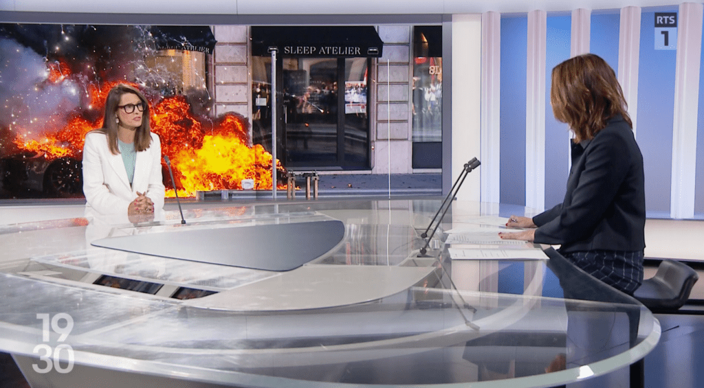 Plateau TV avec incendie en arrière-plan