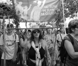 Manifestants marchant avec banderole datée 14 juin