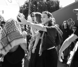Foule souriante lors d’une manifestation en extérieur