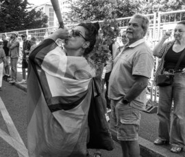 Femme soufflant dans une trompe en manifestation