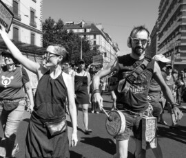 Manifestation urbaine avec pancartes Black Lives Matter