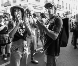 Manifestants applaudissant lors d’un rassemblement en ville