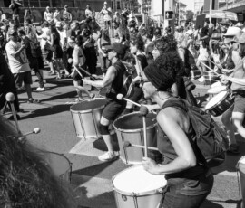 Groupe de percussionnistes lors d’une manifestation urbaine