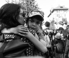 Enfant dans les bras d’une femme, foule