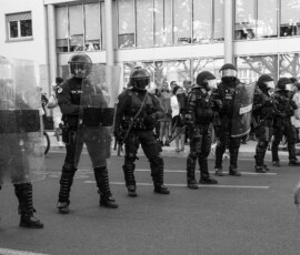 Forces de l’ordre en tenue antiémeute alignées