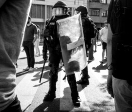 Policiers antiémeutes en tenue face à des civils