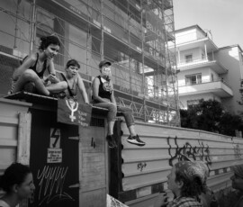 Manifestantes assises sur une palissade de chantier