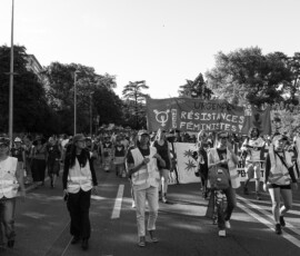 Manifestation féministe avec banderole Urgence Résistances Féministes